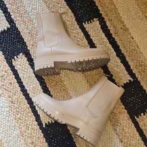 Gianvito Rossi Chester Light Beige Chelsea Boots, Leather, Sz7, Quiet Luxury